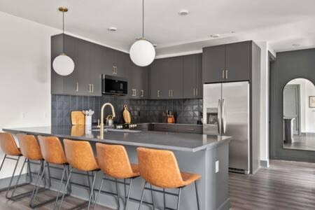 Rolling Mill Hill Apartment | The Sobro Suite - 6 Beds & 6 blocks to Broadway