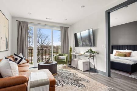 Rolling Mill Hill Apartment | The Sobro Suite - 6 Beds & 6 blocks to Broadway