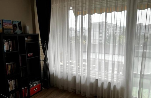 Mladost Apartment | The spacious air-conditioned apartment. Towels and bed linen are offered.