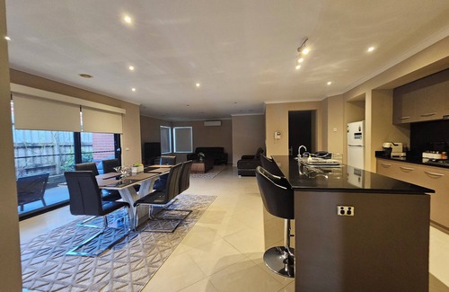 Lynbrook House | The Spacious House in Melbourne