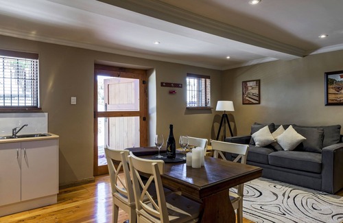 Langhorne Creek Bed & Breakfast | The Stables BnB, Shiraz Suite centrally located in Langhorne Creek