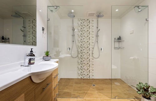 Langhorne Creek Bed & Breakfast | The Stables BnB, Shiraz Suite centrally located in Langhorne Creek