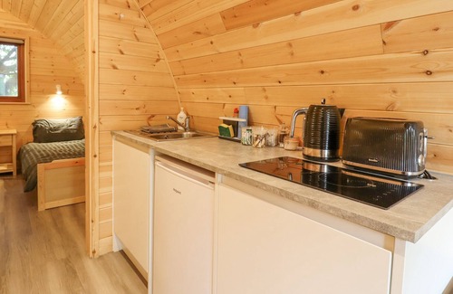 Newmarket Cottage | THE STAR AT LIDGATE - CABIN 2, pet friendly in Cheveley