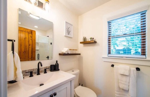 Elm Mott RV Rental | The Starling Treehouse 15 MIN to Magnolia & Baylor