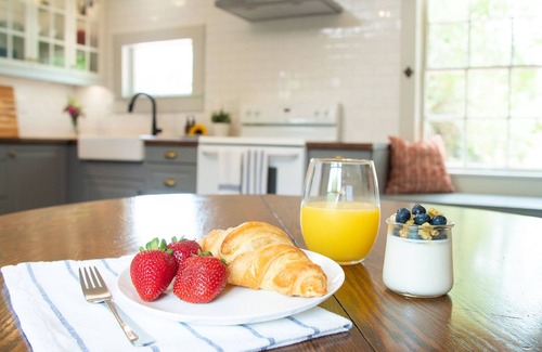 Granbury House | The Stone Cottage - Next to square, beach & more!