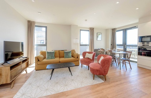 Tottenham Hale Apartment | The Stylish Nest - Two Bedroom Apartment, Sleeps 4