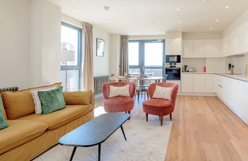 Tottenham Hale Apartment | The Stylish Nest - Two Bedroom Apartment, Sleeps 4