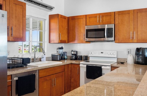 Cockburn Town House | The Sunflower Villa – 3BR Beachfront in Grand Turk