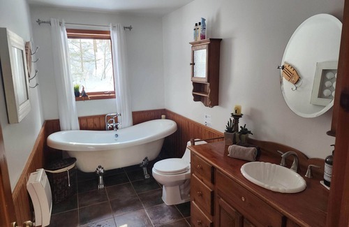 Sainte-Ann-des-Lacs House | The Sunny Terrace with spa