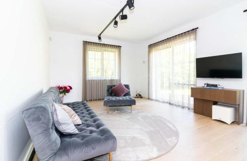 Klaipeda Apartment | The Tourist 2BD/2BH APT, terrace+parking, by Cohost