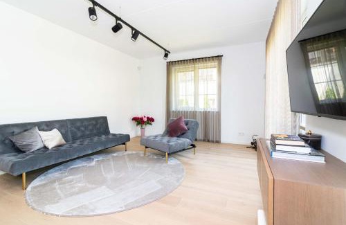 Klaipeda Apartment | The Tourist 2BD/2BH APT, terrace+parking, by Cohost