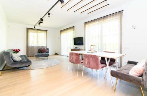 Klaipeda Apartment | The Tourist 2BD/2BH APT, terrace+parking, by Cohost