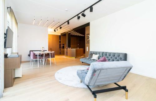 Klaipeda Apartment | The Tourist 2BD/2BH APT, terrace+parking, by Cohost