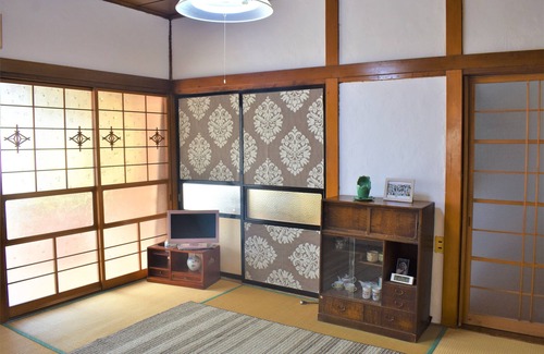 Isinomaki House | The Traditional Japanese house with cats. Cat house