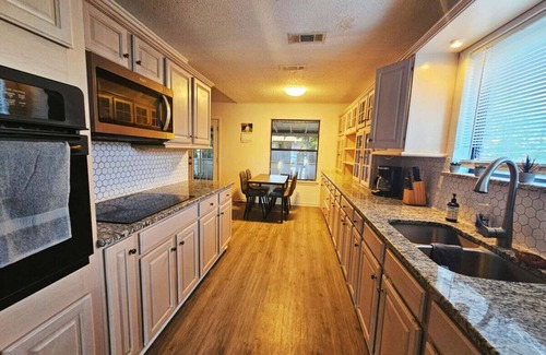 Killeen House | The Tranquil Getaway - 3 BDR 2 BTR Home of Killeen