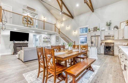 Welches House | The Tree Cabin, Pleasant Pines, & Cozy Casita