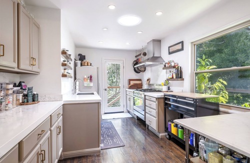 San Rafael House | The Treehouse 2 bedroom, hot tub, quiet cul-de-sac, bay views, lots of light