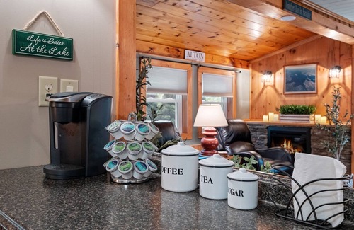 West Alton Cottage | The Ultimate Getaway at a Charming Two-Bedroom Lakeside Cottage on Winnipesaukee