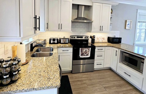 Biddleville House | The Uptown Cottage.1 mile to uptown!