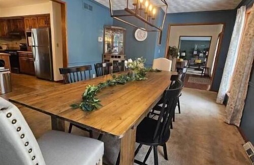 Fowler House | The Urban Lake House: Near Avalon Grand Resort