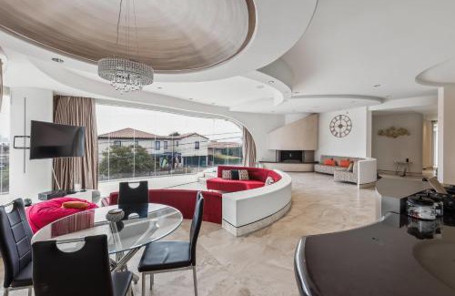 Roseville - Fleet Ridge House | The Wave House! Custom Gem with Panoramic Views, Fire Pit, BBQ, Pool Table