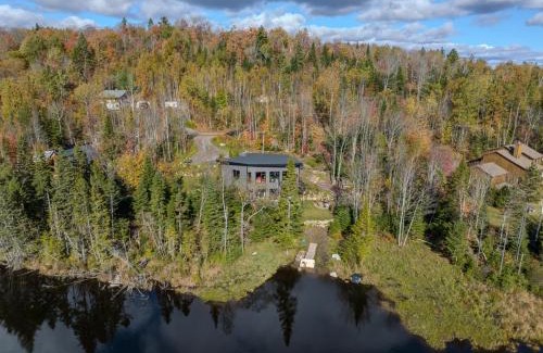 Ste-Lucie-des-Laurentides Ski Chalet | The Willow Spacious Home, Hot Tub & Billiards