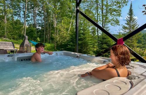 Ste-Lucie-des-Laurentides Ski Chalet | The Willow Spacious Home, Hot Tub & Billiards