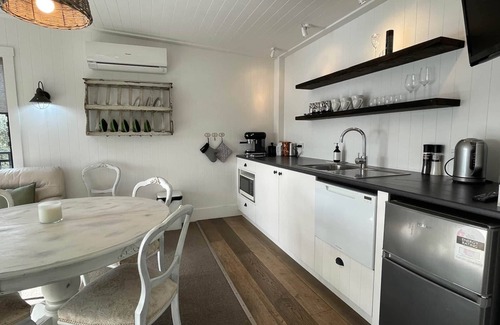 Omiha Cottage | THE WINEMAKERS COTTAGE | Coast & Country |