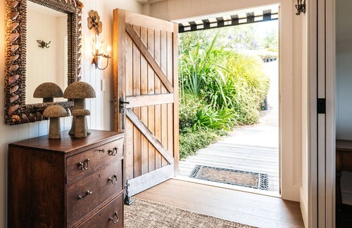 Omiha Cottage | THE WINEMAKERS COTTAGE | Coast & Country |