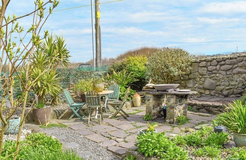 Dinas Cottage | The Yard Beach Cottage - UK43653