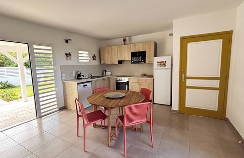 Capesterre-de-Marie-Galante Apartment | This duplex offers sea views from its suspended terrace.