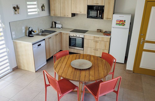 Capesterre-de-Marie-Galante Apartment | This duplex offers sea views from its suspended terrace.