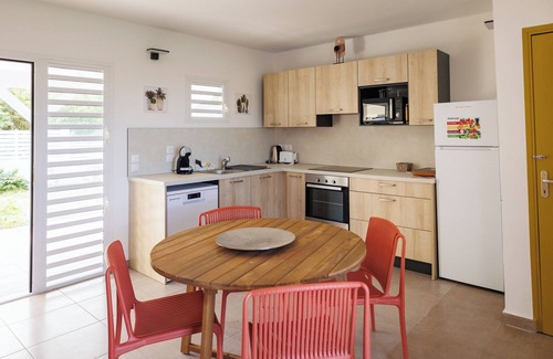 Capesterre-de-Marie-Galante Apartment | This duplex offers sea views from its suspended terrace.