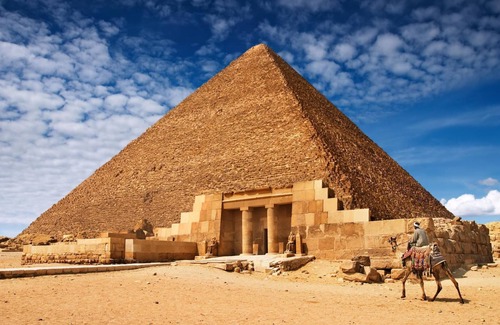 Al Haram Apartment | This apartment has a magnificent view of the pyramids of Giza.