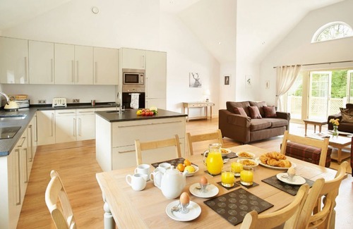 Pattiswick Cabin | This delightful lodge on Wakes Hall Farm is a haven of peace in 500 acres of private land.