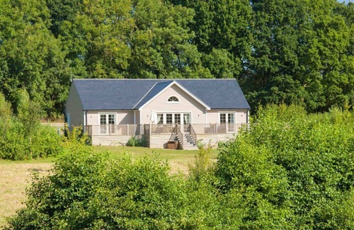 Pattiswick Cabin | This delightful lodge on Wakes Hall Farm is a haven of peace in 500 acres of private land.