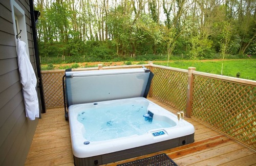 Pattiswick Cabin | This delightful lodge on Wakes Hall Farm is a haven of peace in 500 acres of private land.