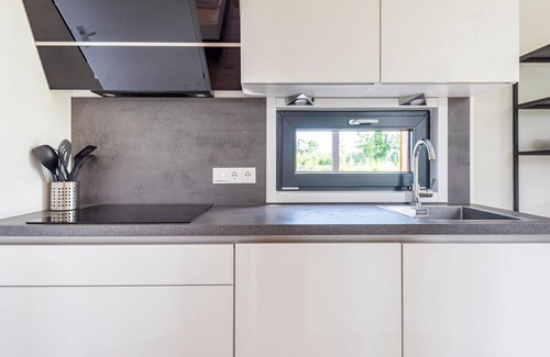 Kotten House | This holiday home for 6 people has a spacious living room with an open kitchen, three bedrooms, and a spacious terrace.