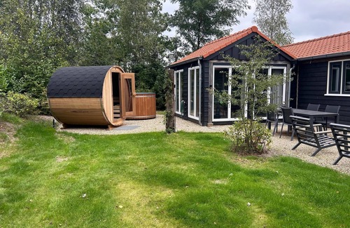 Kotten House | This holiday home with private sauna and hot tub features a cosy living room with open kitchen, one bedroom and a spacious green outdoor area.