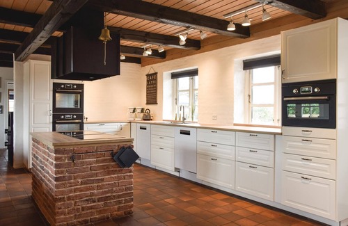 Klegod House | This impressive beach farm is situated with a panorama of Ringkøbing Fjord.