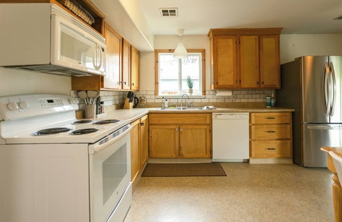 Central Point House | This is a 3 bedroom 2 bath home with large backyard. In the back of the property features a 1 bedroom fully equipped guest house with a gate from the backyard for easy access.