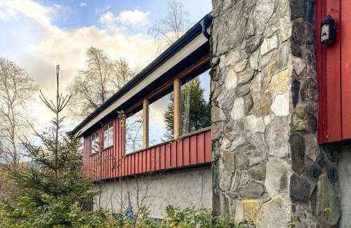 Vang House | This is a beautiful cottage with large windows and beautiful location on top of Grindaheim.