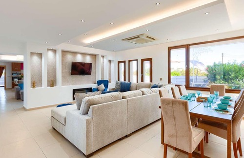 Prodromi House | This is a beautiful villa centrally located in Polis, on the outskirts of the charming fishing villa