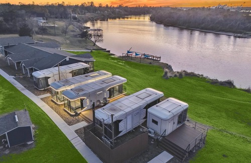 Barrett Apartment | This tiny house is a 1 bedroom(s), 1 bathrooms, located in Highlands, TX.