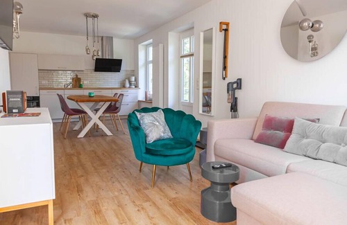 Taarstedt Apartment | This vacation apartment exudes the unmistakable spirit of Janis Joplin & de