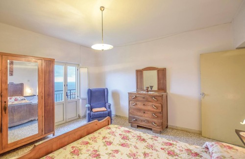 Cetraro Apartment | This vacation apartment is located on the second floor of an old mansion, in a splendid position ove