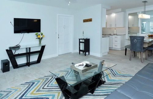 Sarasota Condo | This Way to Siesta Key Beach w/FREE WiFi & Parking: Luxury, Ground Floor, Corner