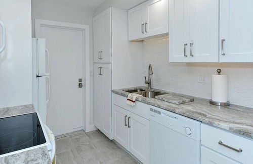 Sarasota Condo | This Way to Siesta Key Beach w/FREE WiFi & Parking: Luxury, Ground Floor, Corner