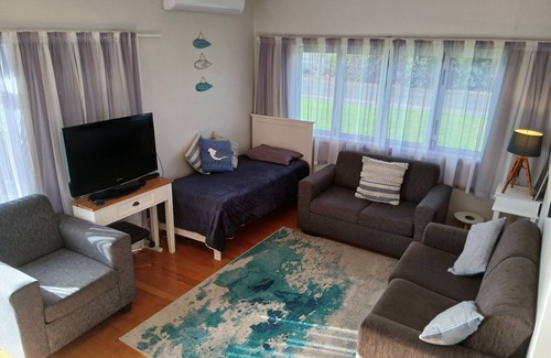 Ruakaka House | Thistle Do Beach Bach - Ruakaka