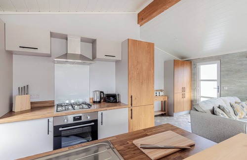 Harlow Ski Chalet | Three Bedrom Luxury Lodge with Hot Tub